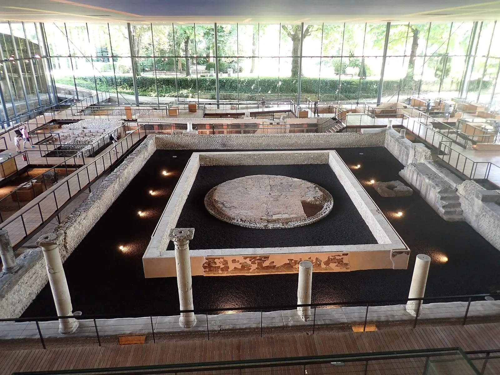 Vestiges de la domus gallo-romaine sous la verrière du musée Vesunna